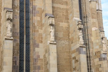 Binanın üzerinde bir sürü heykel var. Heykeller insanların ve binanın yan tarafındalar. 14 Aralık 2024 Brasov Romanya