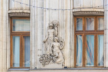 Bir erkek ve bir kadın heykeli binanın yan tarafındadır. Kadın elinde bir sepet meyve tutuyor. 14 Aralık 2024 Brasov Romanya