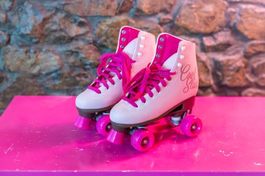 İki pembe paten. 15 Aralık 2024 Busteni Romanya.