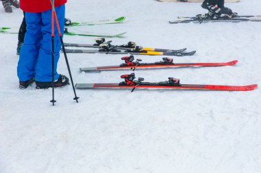 Maceraya hazırlanan kayakçılarla dolu karlı dağ kayak ekipmanları. 15 Aralık 2024 'te Romanya.