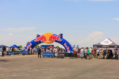 Bir tarlada büyük bir şişirilebilir kırmızı boğa kemeri kurulur. Bir grup insan onun etrafında toplandı. 2 Temmuz 2023 Liadoveni Moldova