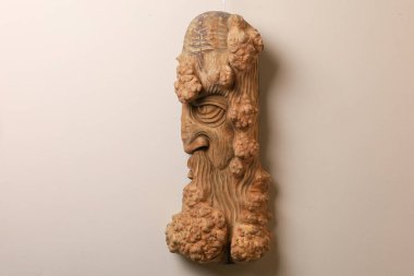 5 Aralık 2023 Balti Moldova. Kök plastiği tarzında dekoratif ahşap oyma heykelleri. Yatay görüntü. Alışılmadık bir hobi..