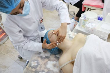 Cilt bakımı uzmanıyla güzellik kliniğinde kadın spa seansı. 30 Nisan 2024 Balti Moldova.