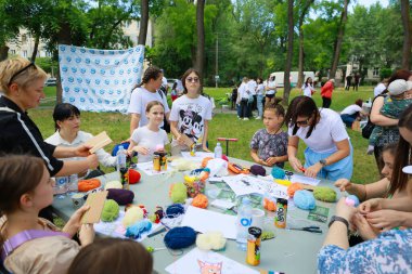 Çeşitli gruplar ile açık hava zanaat etkinliği iplik aktiviteleri. 31 Mayıs 2024 Balti Moldova.