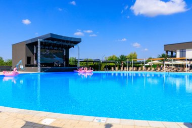 Arka planda sahne olan büyük bir havuz. Sahne bir konser için hazır. 8 Haziran 2024 Balti Moldova