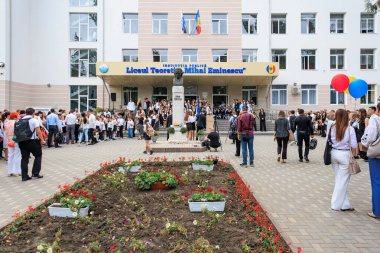 Çeşitli kalabalık ve şenlikli atmosferle liceul göktaşı Mihai eminescu 'da okul toplantısı. 2 Eylül 2024 Balti Moldova.
