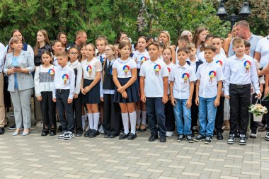 Bir grup Kafkas okul çocuğu üniformalı açık hava töreninde. 2 Eylül 2024 Balti Moldova.