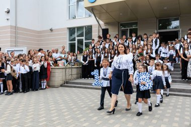 Kafkasyalı çocuklar ve yetişkinlerin kutladığı ilk okul seremonisi. 2 Eylül 2024 Balti Moldova.