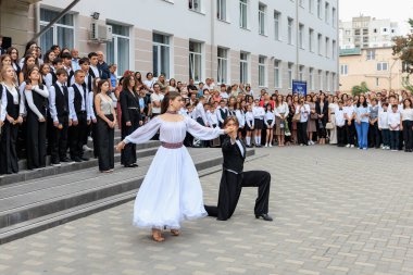 Okul etkinliği ve bina dışında dans gösterisi. 2 Eylül 2024 Balti Moldova.