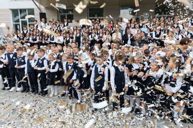 Heyecanlı çocuklarla okul kutlamaları ve açık hava etkinliklerinde konfeti. 2 Eylül 2024 Balti Moldova.