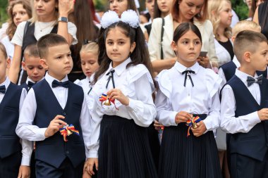 Okul üniformalı çocuklar açık hava etkinliğinde. 2 Eylül 2024 Balti Moldova.
