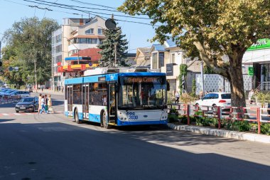 Tramvaylı şehir manzarası ve şehir ortamındaki insanlar. 9 Eylül 2024 Balti Moldova.