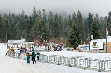 Kar aktiviteleri ve çam ormanlarının tadını çıkaran ziyaretçilerin olduğu kış kayak merkezi. 15 Aralık 2024 'te Romanya.