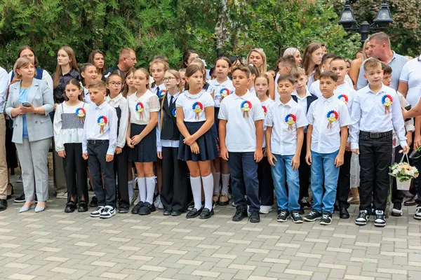 Bir grup Kafkas okul çocuğu üniformalı açık hava töreninde. 2 Eylül 2024 Balti Moldova.