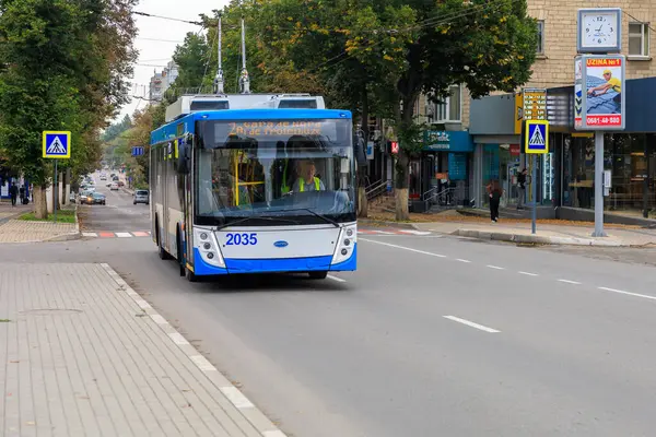 Trolleybus kentsel ekolojik elektrik taşımacılığı. 16 Eylül 2024 Balti Moldova. İllüstrasyon Editörü