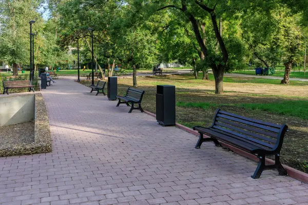 Tuğladan geçitli ve birkaç banklı bir park. Banklar boş. Park sessiz ve huzurlu. 25 Eylül 2024 Balti Moldova