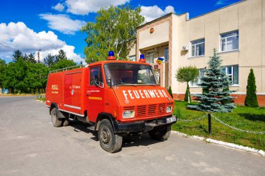 Kırmızı itfaiye aracı, yakın plan. Bir binanın önüne park edilmiş. 5 Haziran 2024 Maramonovca Moldova
