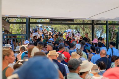 Akropolis 'teki Partenon' un girişinde büyük bir insan kalabalığı bir çadırın altında kuyruk oluşturdu. 9 Ağustos 2024 Atina Yunanistan