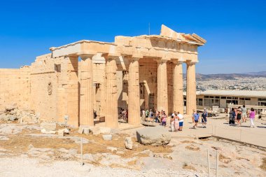 Bir grup insan sütunları olan bir binada yürüyorlar. Bina eski ve bir sürü tarihi var. 9 Ağustos 2024 Atina Yunanistan