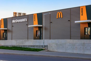 McDonald 's fast food restoran zincirinde siparişler için McDrive. 21 Ekim 2024 Balti Moldova.