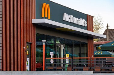 Popüler küresel fast food zinciri McDonald 's. 21 Ekim 2024 Balti Moldova.