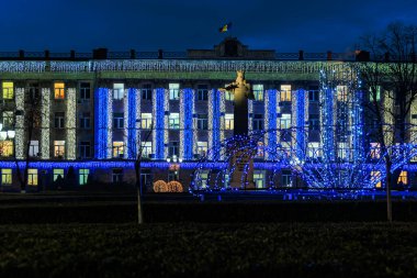 Geceleri mavi şenlik ışıklarıyla hükümet binasını aydınlatırdı. 20 Aralık 2024 Balti Moldova.