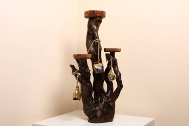 5 Aralık 2023 Balti Moldova. Kök plastiği tarzında dekoratif ahşap oyma heykelleri. Yatay görüntü. Alışılmadık bir hobi..