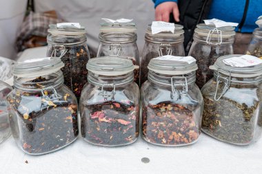 Marketteki cam kavanozlarda çeşitli yaprak çayları. 15 Şubat 2024 Balti, Moldova.