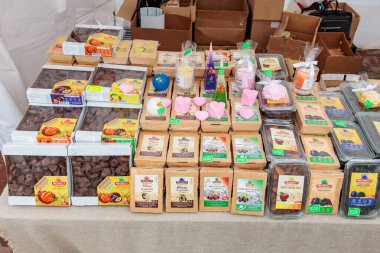 Markette çeşitli organik kurutulmuş meyve ve fındık çeşitleri sergileniyor. 15 Şubat 2024 Balti, Moldova.