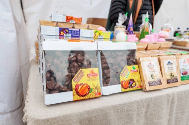 Markette çeşitli el yapımı çikolatalar ve doğal ürünler sergileniyor. 15 Şubat 2024 Balti, Moldova.