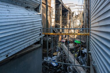Şehir merkezi enkazla yıkılmış, polis bandı olay yerini gösteriyor. 3 Eylül 2024 Balti, Moldova.