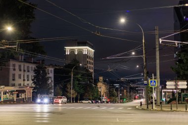 Aydınlatılmış sokakların ve ışıklı patikalı binaların şehir gece manzarası. 9 Ekim 2024 Chisinau Moldova.