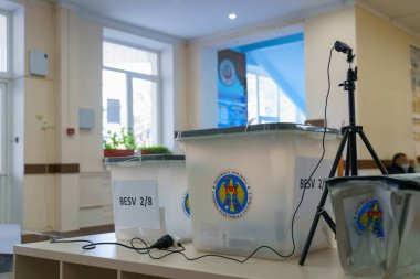Parlak bir oy odasında saydam oy sandıkları ve tripodlar. 21 Kasım 2021 Balti, Moldova.