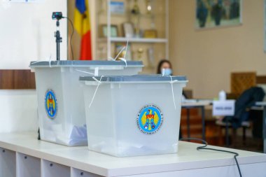 Şeffaf oy sandıkları ve elektronik izleme cihazları olan seçim merkezi. 21 Kasım 2021 Balti, Moldova.