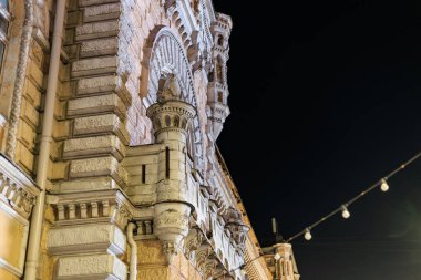 Gece mimari cepheyi karmaşık taş işçiliği ve aydınlatmayla süslemek.