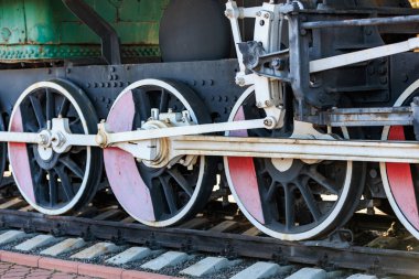 Endüstriyel ortamda klasik buhar treni tekerlekleri ve vitesleri.