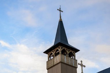 Mavi gökyüzüne karşı tarihi bir kilise kulesinin mimari detayları.