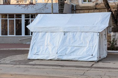 Sonbaharda şehir caddesinde geçici beyaz çadır yapısı.