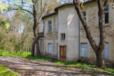 Terk edilmiş taş köşk, baharda ormanlarda fazla büyümüş bahçesi var..