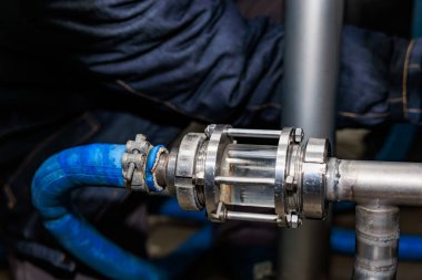 Endüstriyel boru, mavi hortum ve metal donanımlı..