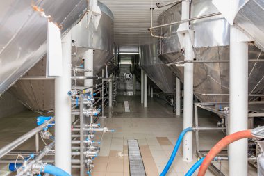 Paslanmaz çelik tesisinde endüstriyel bira ekipmanları ve fermantasyon tankları.