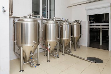 Bira üretiminde endüstriyel paslanmaz çelik fermantasyon tankları.