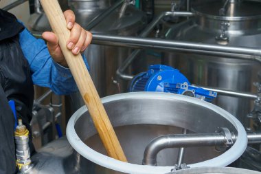 Bira fabrikasında, paslanmaz çelik ekipmanla demleme işlemi..