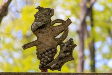 Ağaçtan sincap süsü ve güneş ışığıyla aydınlanan ormanda üzüm tasarımı. 2 Mayıs 2023 Romanesti Moldova.