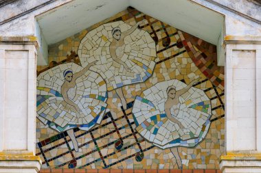 Mimari görünüş üzerine üç balerin mozaiği. 2 Mayıs 2023 Romanesti Moldova.