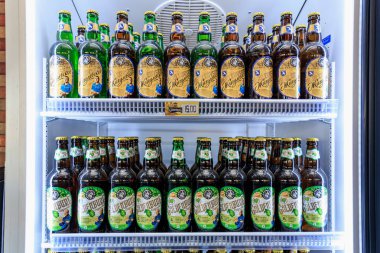 Buzdolabında sergilenen çeşitli bira şişeleri. 1 Şubat 2024 Balti Moldova.