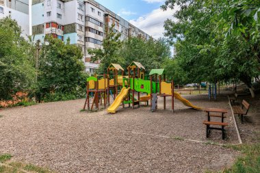 Yapılarda oynayan çocukların olduğu renkli bir oyun alanı. 30 Haziran 2024 Balti Moldova.