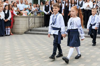 Okul etkinliğinde geleneksel üniformalı beyaz çocuklar. 2 Eylül 2024 Balti Moldova.