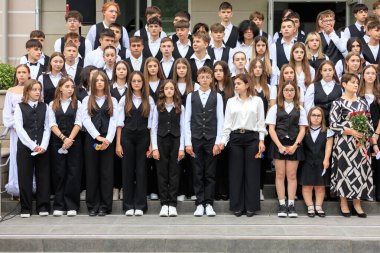 Okul etkinliğindeki bir grup beyaz üniformalı genç. 2 Eylül 2024 Balti Moldova.