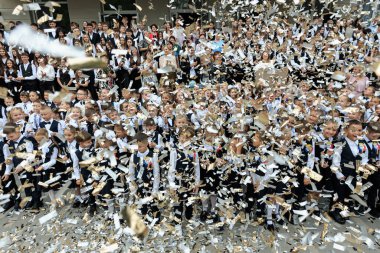 Çocuklar okul etkinliğini konfetiyle kutluyor. 2 Eylül 2024 Balti Moldova.